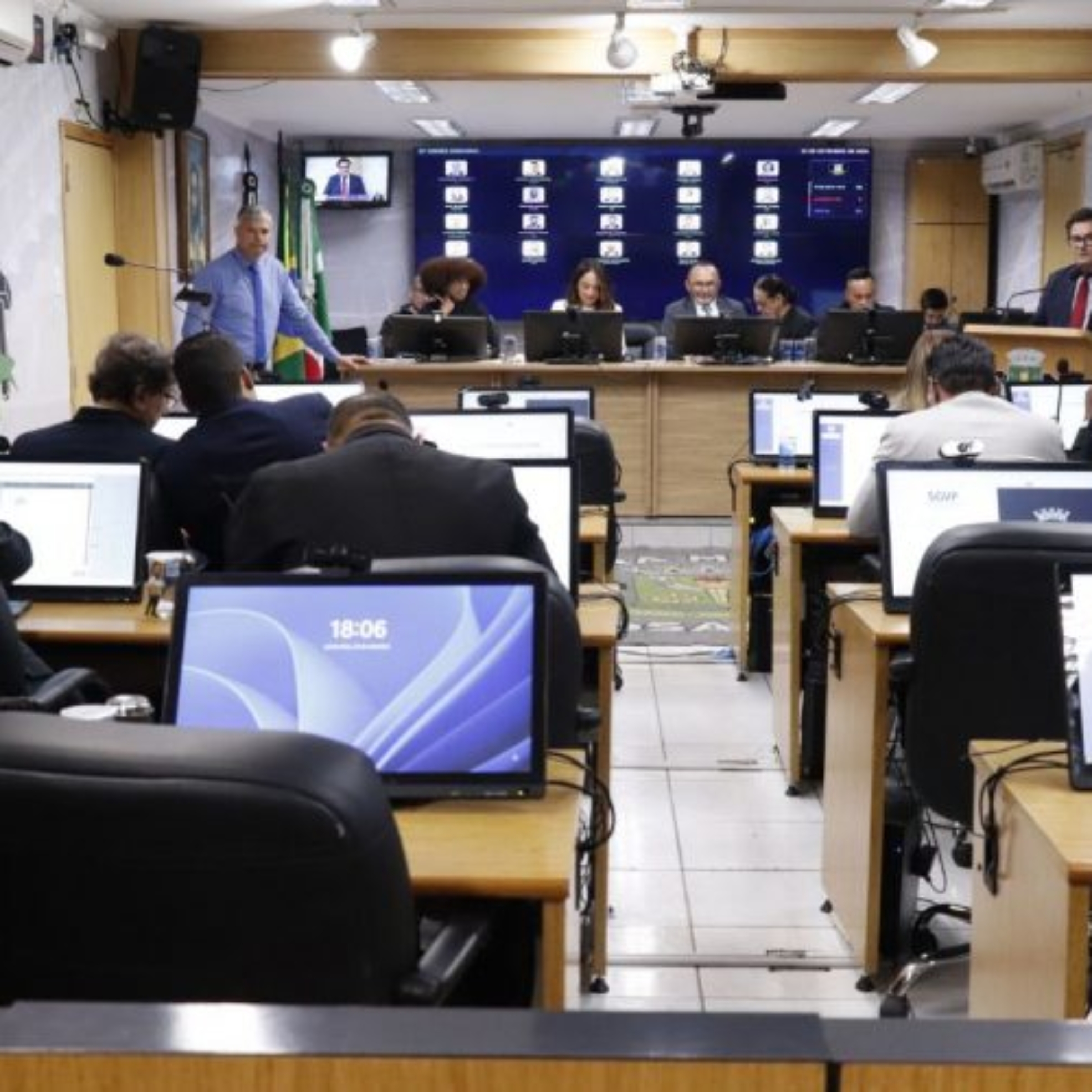Plenário da Câmara Municipal de Osasco durante a 53ª Sessão Ordinária, que aprovou projetos relacionados a obras públicas, cultura, trânsito e cidadania no município.

Crédito: Câmara De Osasco