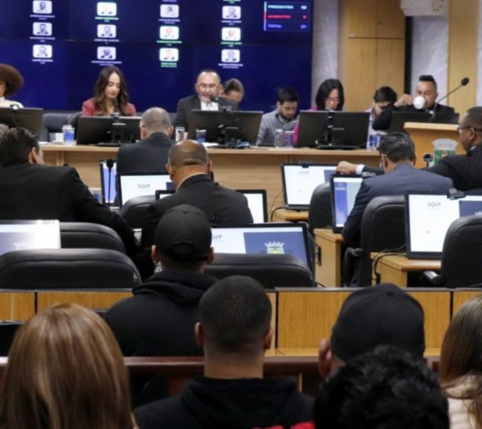 Plenário da Câmara Municipal de Osasco durante a 51ª Sessão Ordinária, que aprovou quatro matérias, incluindo propostas de suplementação orçamentária, denominação de logradouro e concessão do Título de Cidadão Osasquense.

Crédito: Câmara De Osasco