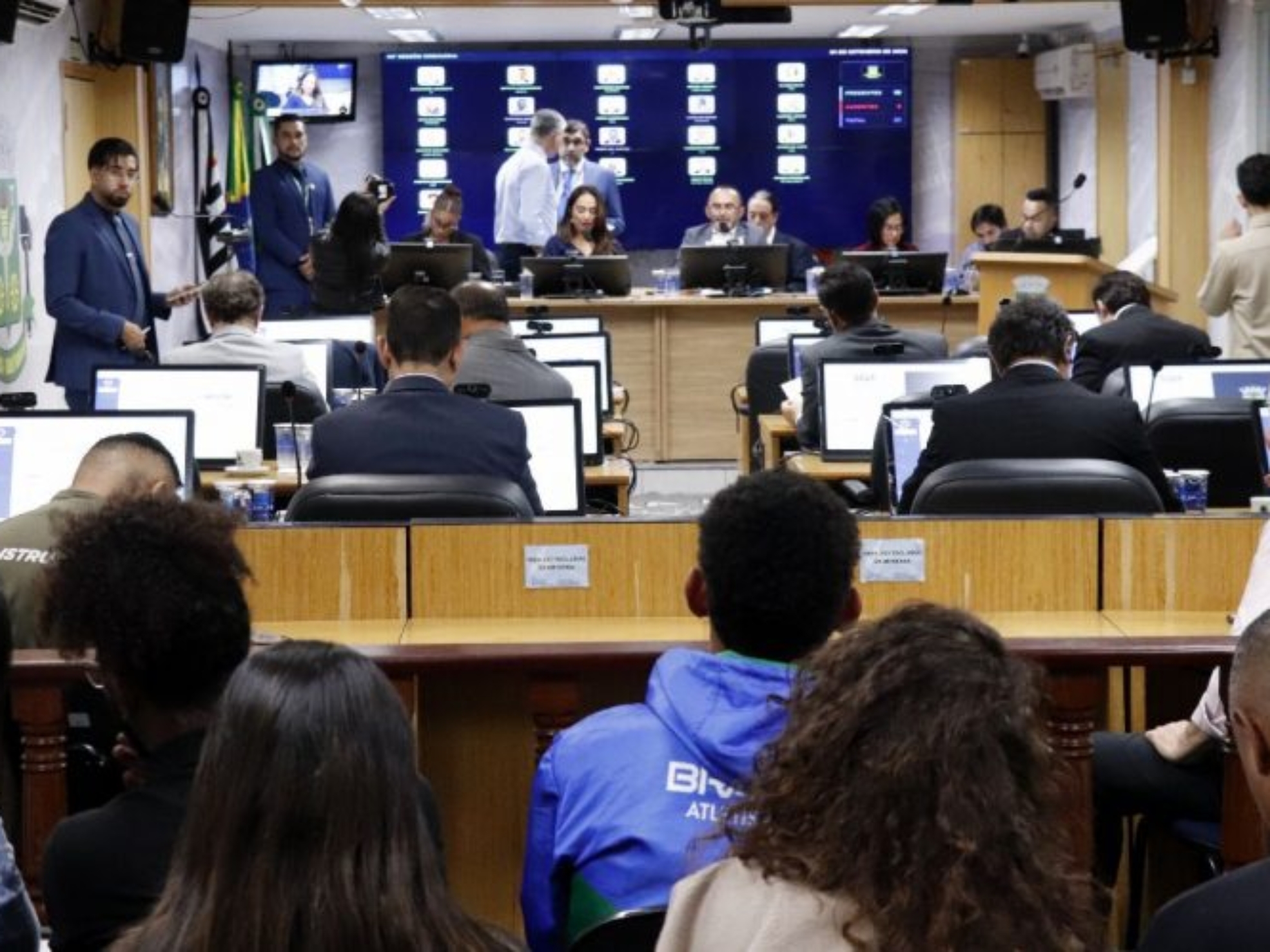 Plenário da Câmara Municipal de Osasco durante a 46ª Sessão Ordinária, que aprovou créditos para manutenção de escola, projetos esportivos e a denominação da nova sede do Legislativo.