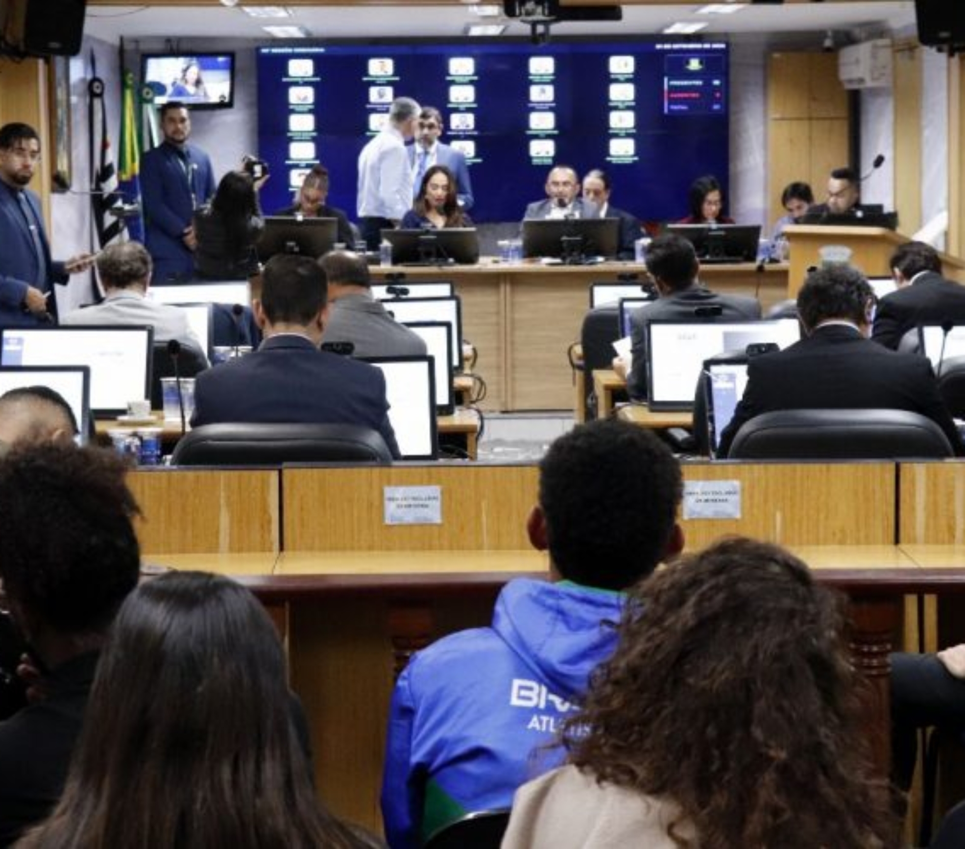 Plenário da Câmara Municipal de Osasco durante a 46ª Sessão Ordinária, que aprovou créditos para manutenção de escola, projetos esportivos e a denominação da nova sede do Legislativo.