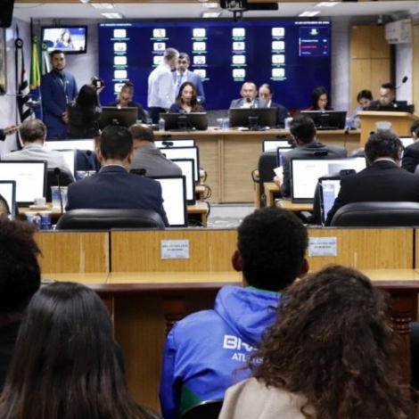 Plenário da Câmara Municipal de Osasco durante a 46ª Sessão Ordinária, que aprovou créditos para manutenção de escola, projetos esportivos e a denominação da nova sede do Legislativo.