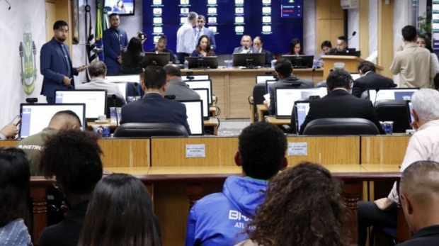 Plenário da Câmara Municipal de Osasco durante a 46ª Sessão Ordinária, que aprovou créditos para manutenção de escola, projetos esportivos e a denominação da nova sede do Legislativo.