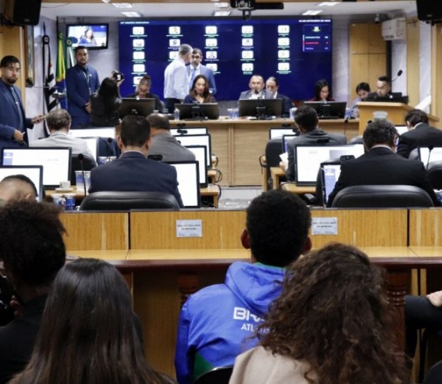 Plenário da Câmara Municipal de Osasco durante a 46ª Sessão Ordinária, que aprovou créditos para manutenção de escola, projetos esportivos e a denominação da nova sede do Legislativo.