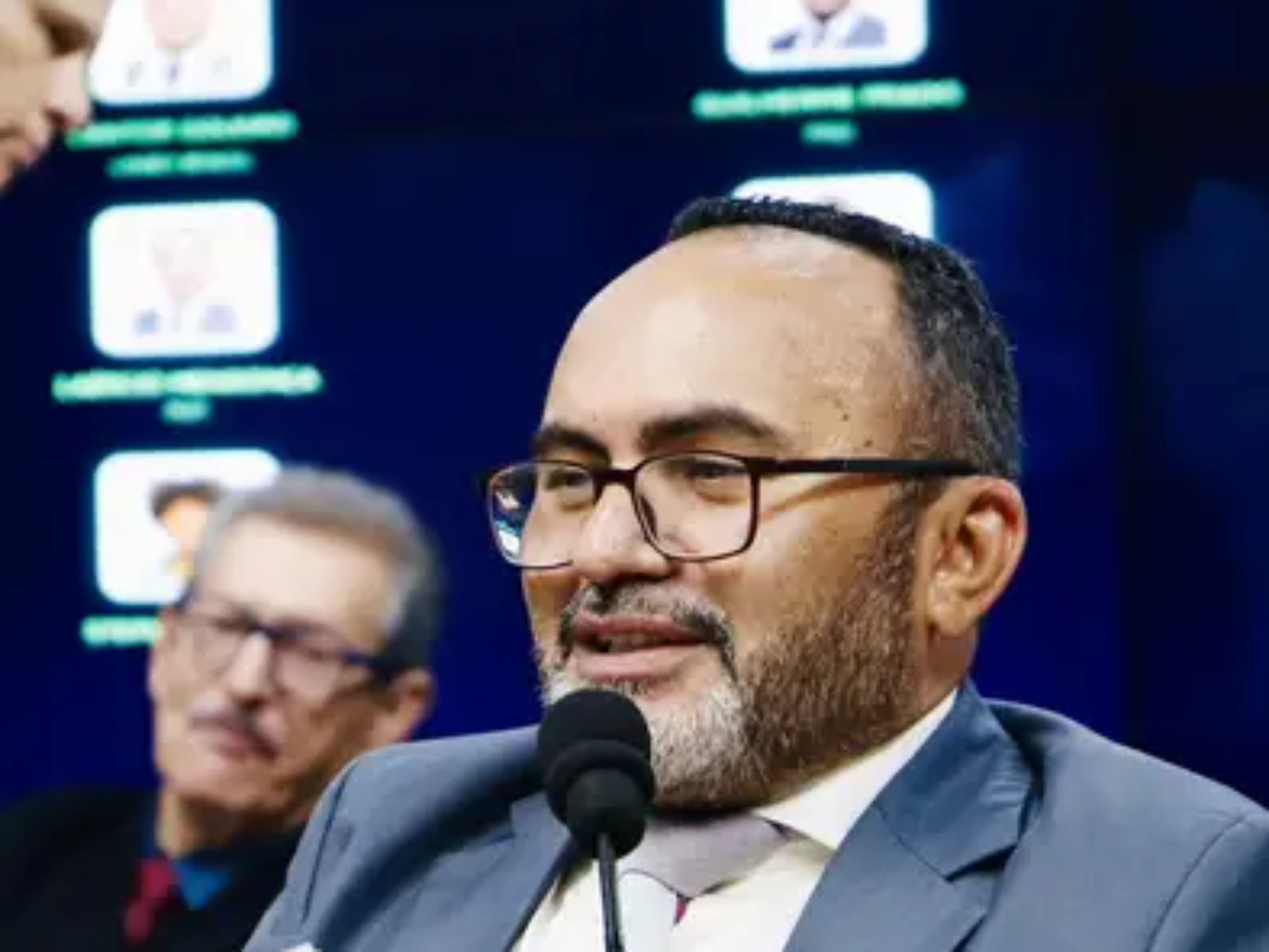 Carmônio Bastos, presidente da Câmara Municipal de Osasco, durante sessão do Legislativo em que foi aprovada a destinação de R$ 400 mil para fortalecer ações e projetos esportivos no município. Crédito: Divulgação (Redes Sociais  - Carmônio Bastos)