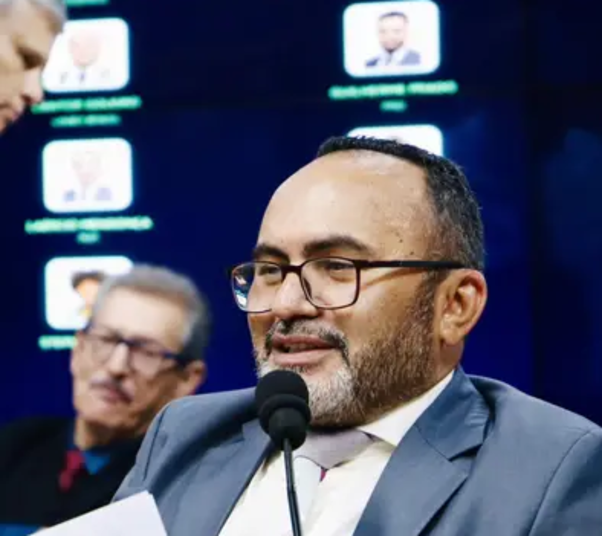Carmônio Bastos, presidente da Câmara Municipal de Osasco, durante sessão do Legislativo em que foi aprovada a destinação de R$ 400 mil para fortalecer ações e projetos esportivos no município. Crédito: Divulgação (Redes Sociais  - Carmônio Bastos)