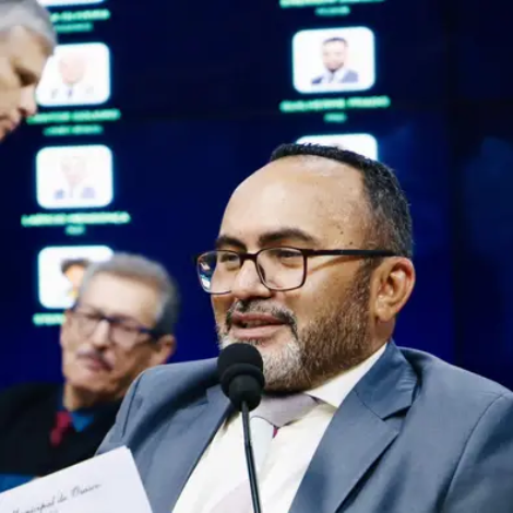 Carmônio Bastos, presidente da Câmara Municipal de Osasco, durante sessão do Legislativo em que foi aprovada a destinação de R$ 400 mil para fortalecer ações e projetos esportivos no município. Crédito: Divulgação (Redes Sociais  - Carmônio Bastos)
