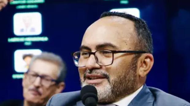 Carmônio Bastos, presidente da Câmara Municipal de Osasco, durante sessão do Legislativo em que foi aprovada a destinação de R$ 400 mil para fortalecer ações e projetos esportivos no município. Crédito: Divulgação (Redes Sociais - Carmônio Bastos)