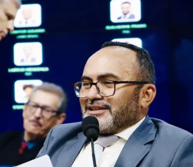 Carmônio Bastos, presidente da Câmara Municipal de Osasco, durante sessão do Legislativo em que foi aprovada a destinação de R$ 400 mil para fortalecer ações e projetos esportivos no município. Crédito: Divulgação (Redes Sociais  - Carmônio Bastos)