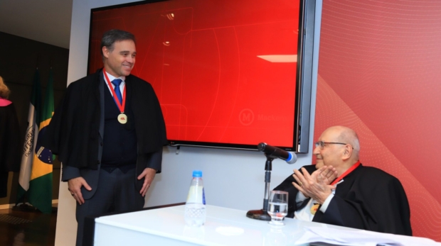 O jurista e professor Ives Gandra da Silva Martins durante a saudação ao ministro do STF André Mendonça, em sua posse na Academia Mackenzista de Letras. Crédito: Mackenzie – Wilson Camargo.