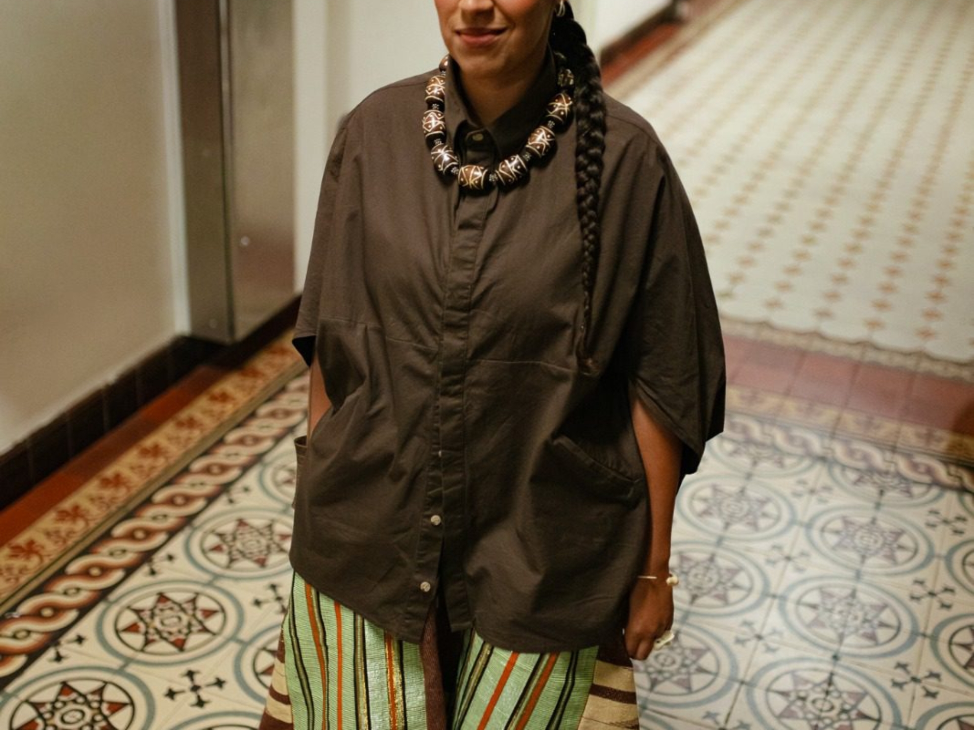 A cantora e percussionista Tainá Santos apresenta o espetáculo “Travessia” no Teatro Municipal Glória Giglio, em Osasco, no dia 6 de setembro, em uma apresentação que une música brasileira, memória e ancestralidade. Crédito: Divulgação.