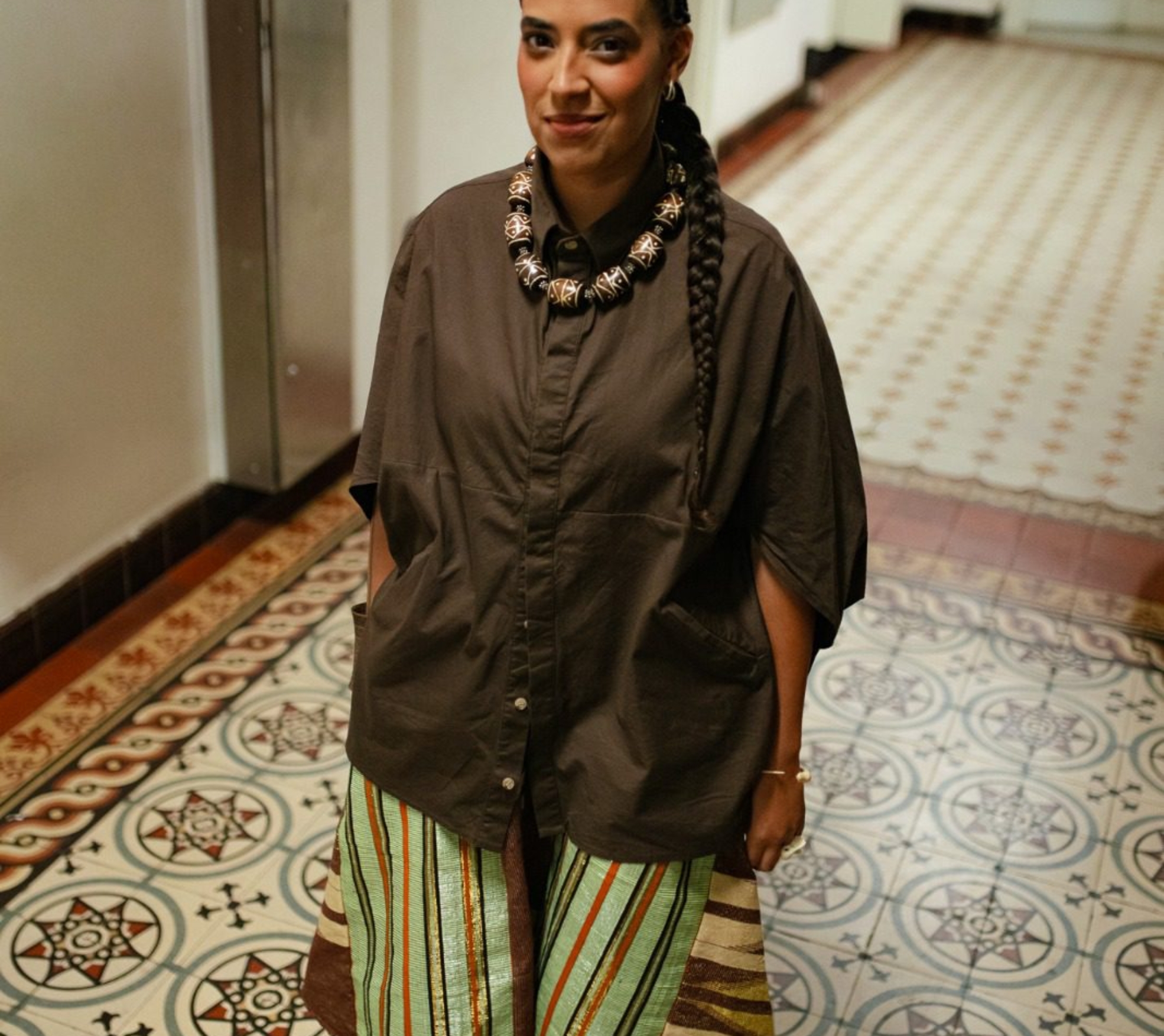 A cantora e percussionista Tainá Santos apresenta o espetáculo “Travessia” no Teatro Municipal Glória Giglio, em Osasco, no dia 6 de setembro, em uma apresentação que une música brasileira, memória e ancestralidade. Crédito: Divulgação.