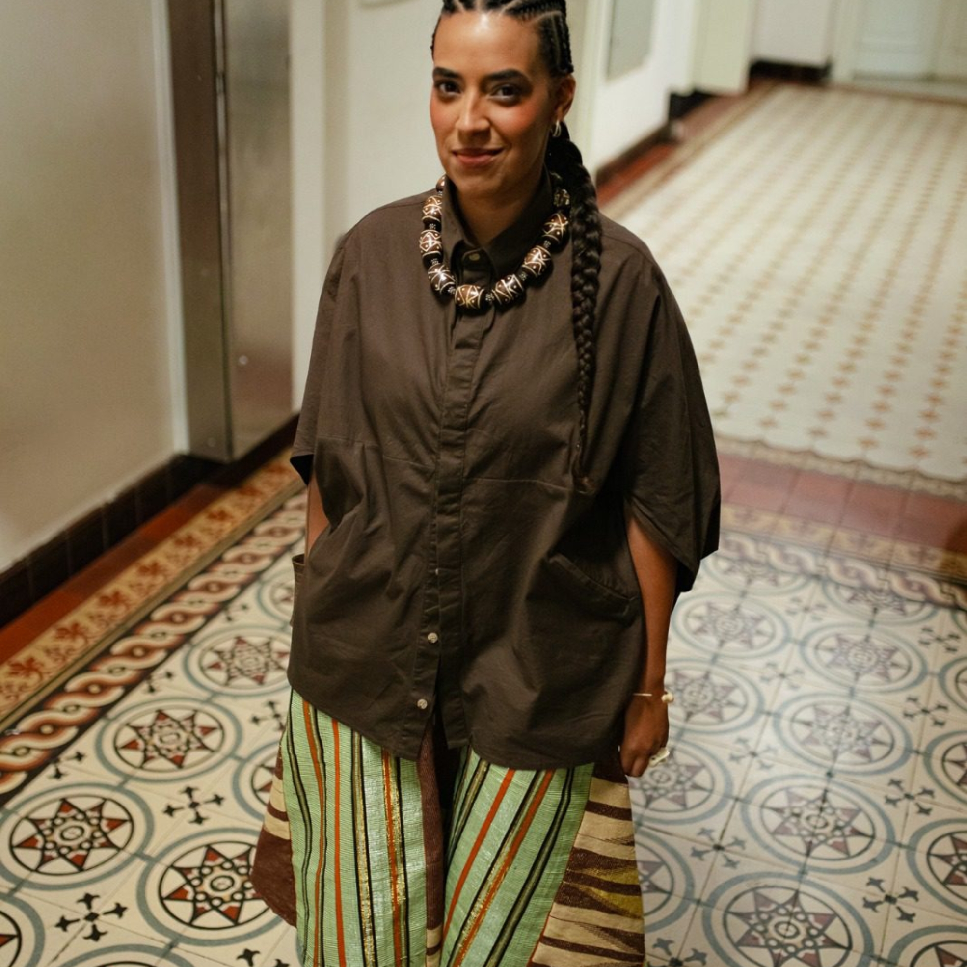 A cantora e percussionista Tainá Santos apresenta o espetáculo “Travessia” no Teatro Municipal Glória Giglio, em Osasco, no dia 6 de setembro, em uma apresentação que une música brasileira, memória e ancestralidade. Crédito: Divulgação.