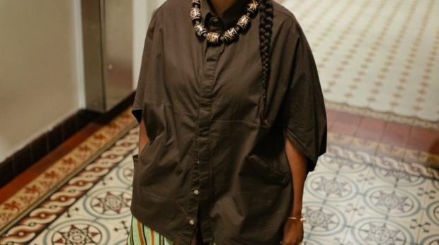 A cantora e percussionista Tainá Santos apresenta o espetáculo “Travessia” no Teatro Municipal Glória Giglio, em Osasco, no dia 6 de setembro, em uma apresentação que une música brasileira, memória e ancestralidade. Crédito: Divulgação.