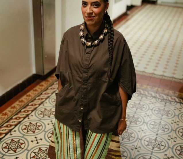 A cantora e percussionista Tainá Santos apresenta o espetáculo “Travessia” no Teatro Municipal Glória Giglio, em Osasco, no dia 6 de setembro, em uma apresentação que une música brasileira, memória e ancestralidade. Crédito: Divulgação.