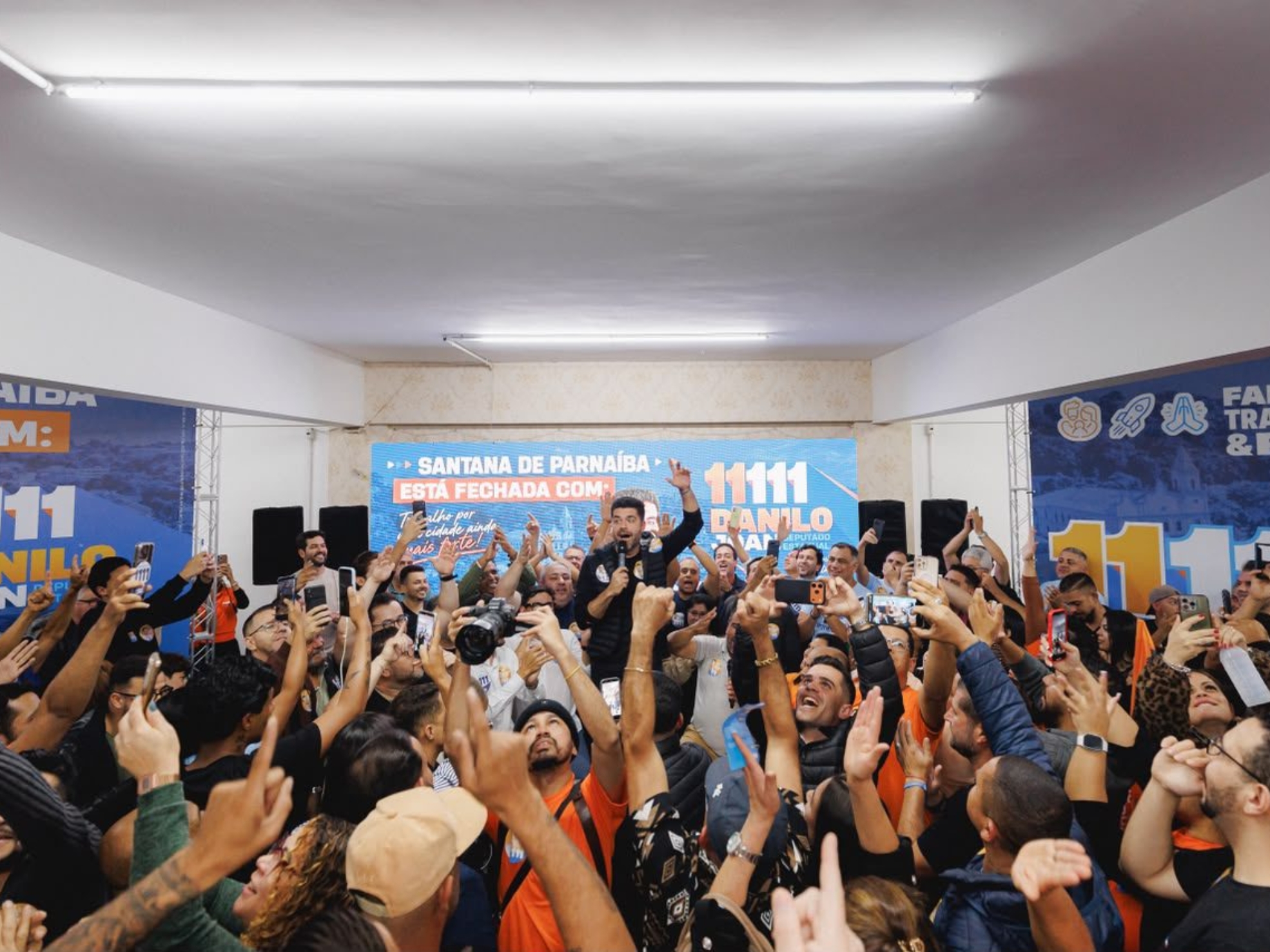 Danilo Joan participa de encontro político em Santana de Parnaíba ao lado de vereadores, lideranças locais e representantes políticos da região. Crédito: Divulgação.