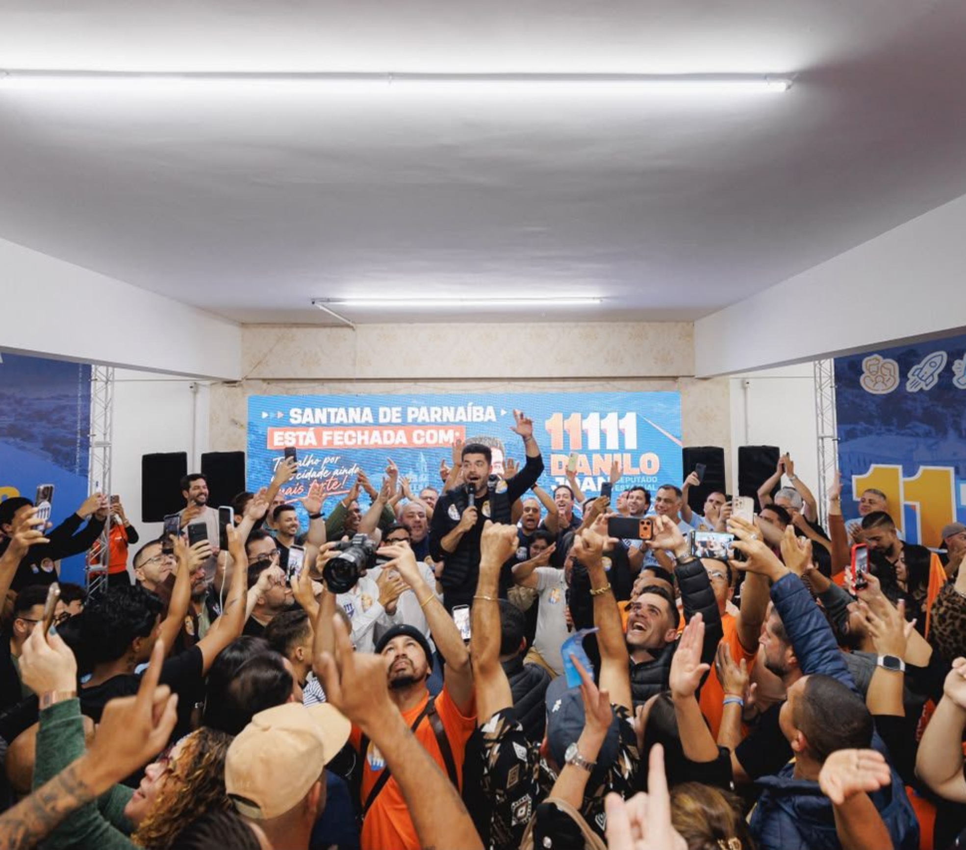 Danilo Joan participa de encontro político em Santana de Parnaíba ao lado de vereadores, lideranças locais e representantes políticos da região. Crédito: Divulgação.