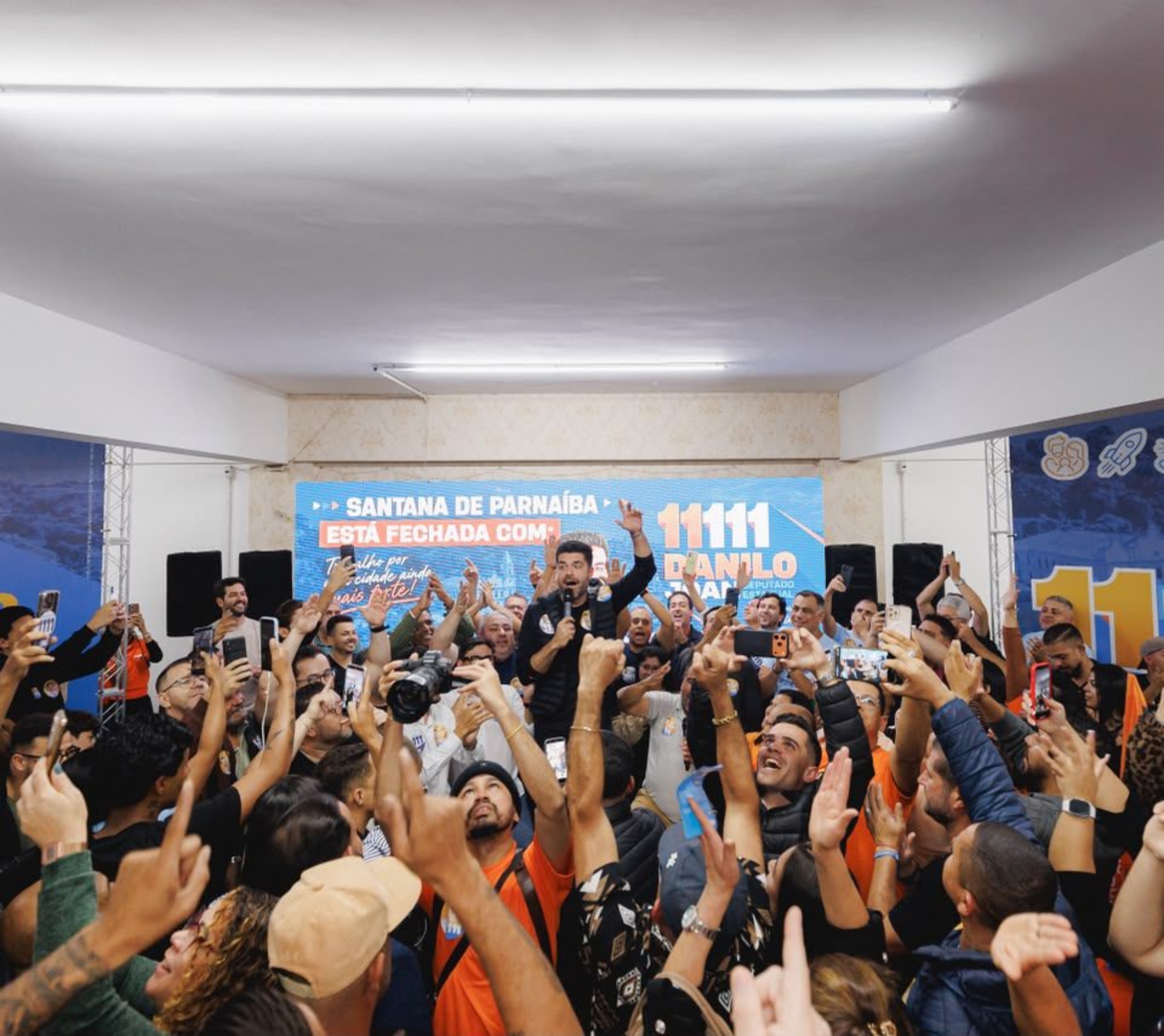 Danilo Joan participa de encontro político em Santana de Parnaíba ao lado de vereadores, lideranças locais e representantes políticos da região. Crédito: Divulgação.