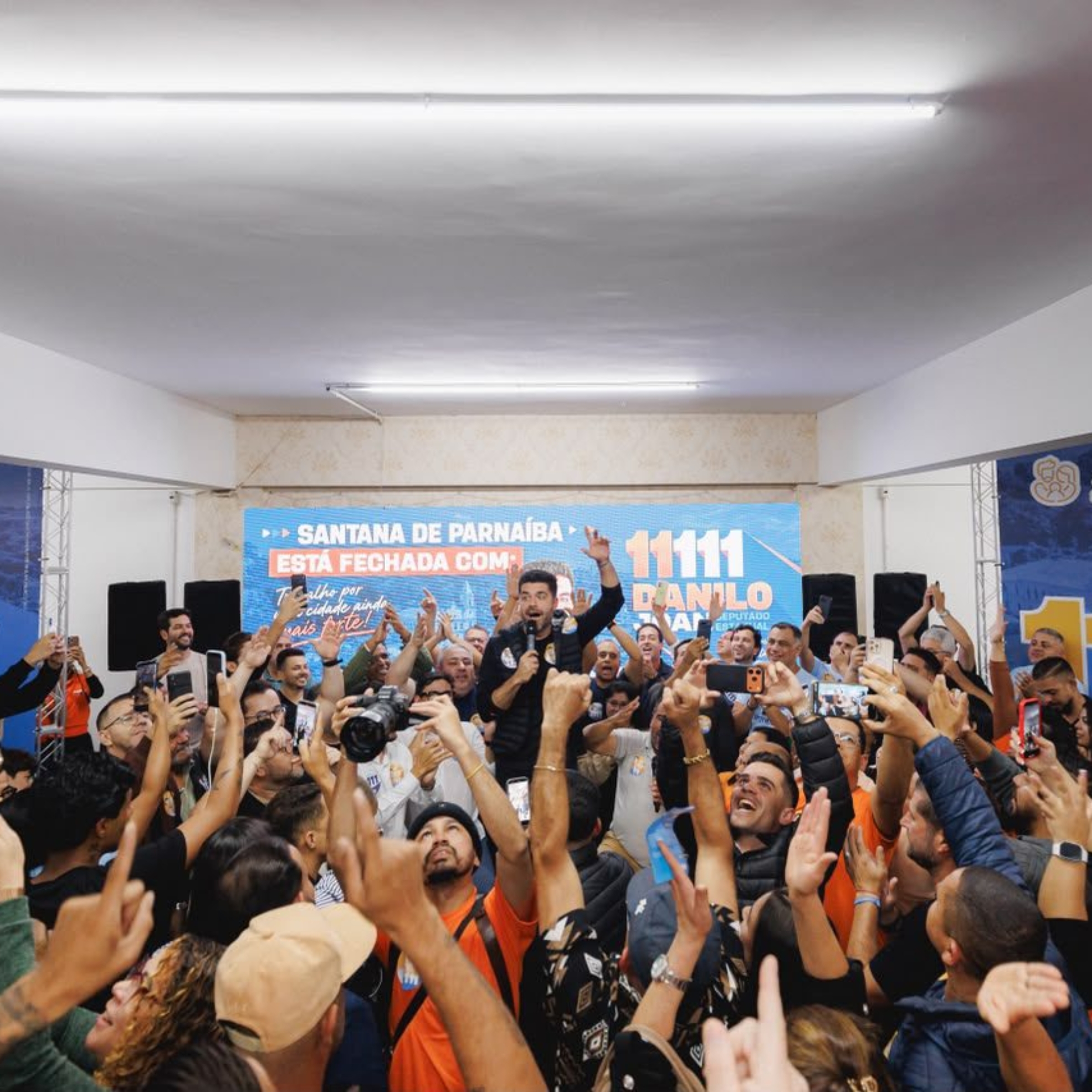 Danilo Joan participa de encontro político em Santana de Parnaíba ao lado de vereadores, lideranças locais e representantes políticos da região. Crédito: Divulgação.