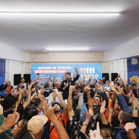 Danilo Joan participa de encontro político em Santana de Parnaíba ao lado de vereadores, lideranças locais e representantes políticos da região. Crédito: Divulgação.
