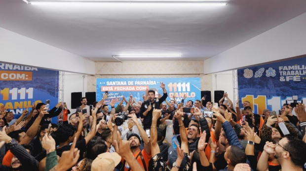 Danilo Joan participa de encontro político em Santana de Parnaíba ao lado de vereadores, lideranças locais e representantes políticos da região. Crédito: Divulgação.