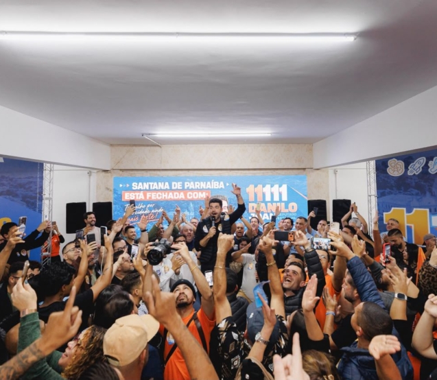 Danilo Joan participa de encontro político em Santana de Parnaíba ao lado de vereadores, lideranças locais e representantes políticos da região. Crédito: Divulgação.