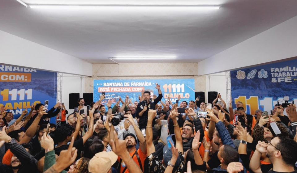 Danilo Joan participa de encontro político em Santana de Parnaíba ao lado de vereadores, lideranças locais e representantes políticos da região. Crédito: Divulgação.