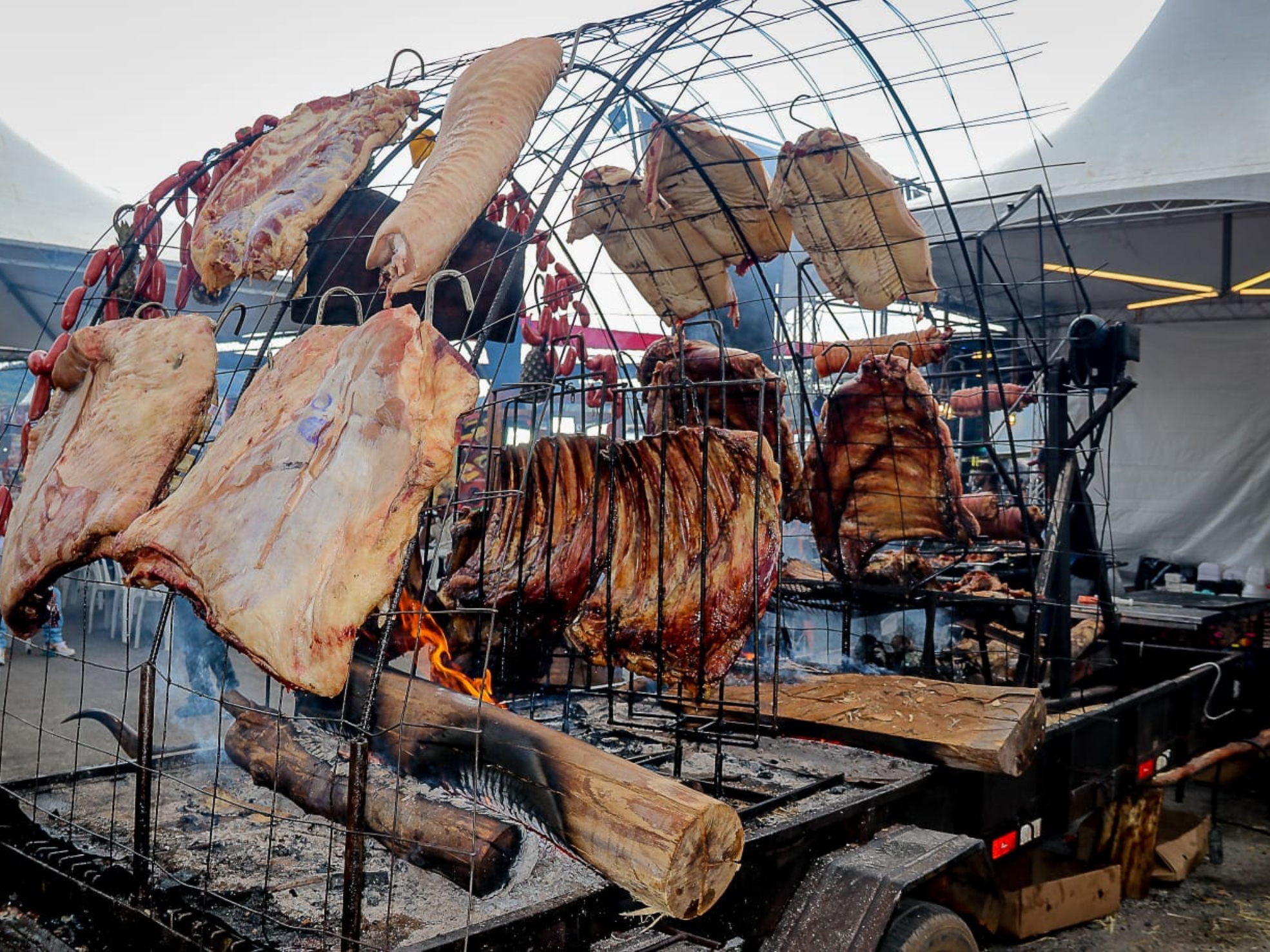 Burning Fest – Batalha de Assadores retorna a Diadema nos dias 19 e 20 de setembro com gastronomia na brasa, música ao vivo e entrada gratuita. Crédito: Divulgação.