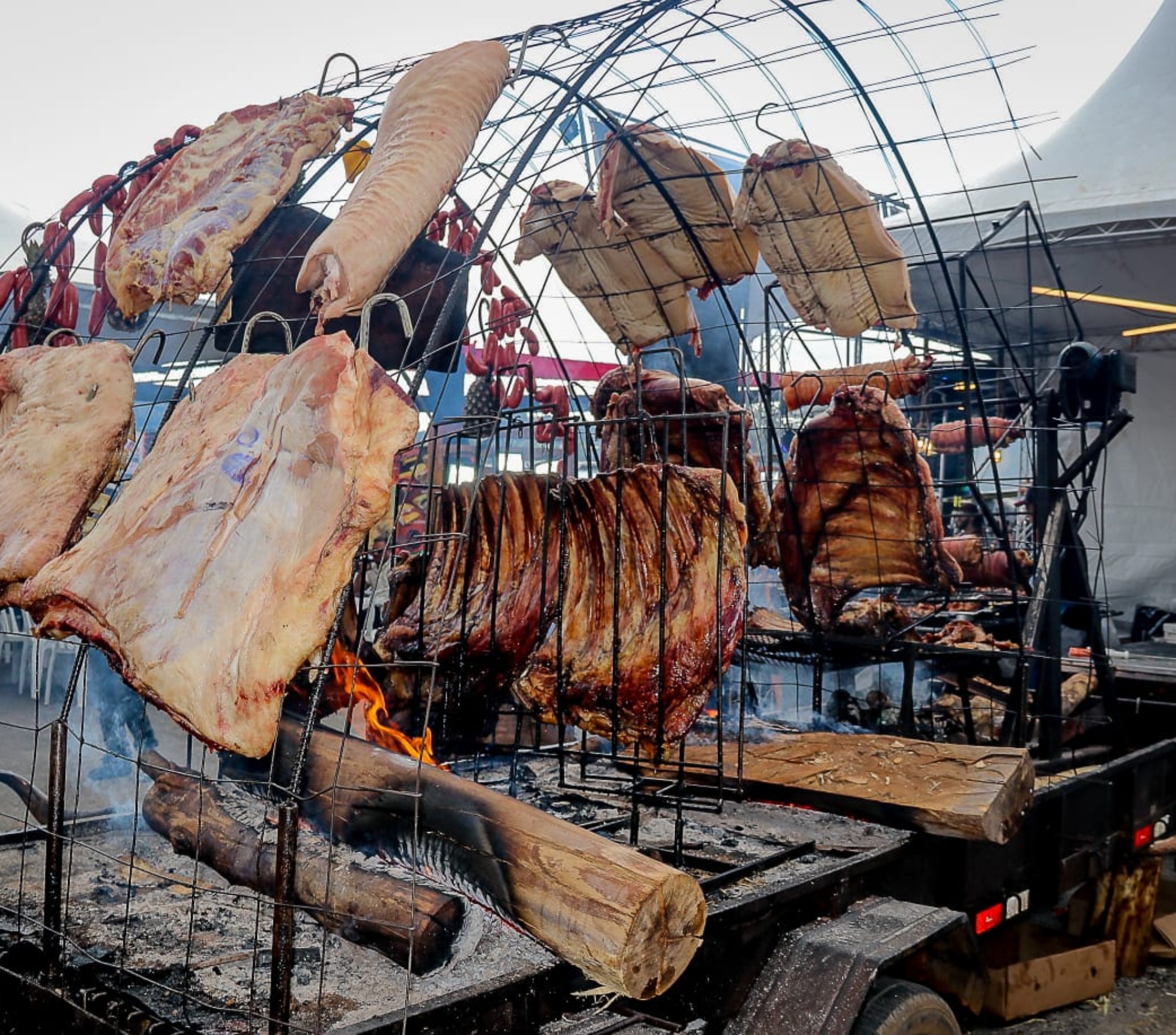 Burning Fest – Batalha de Assadores retorna a Diadema nos dias 19 e 20 de setembro com gastronomia na brasa, música ao vivo e entrada gratuita. Crédito: Divulgação.