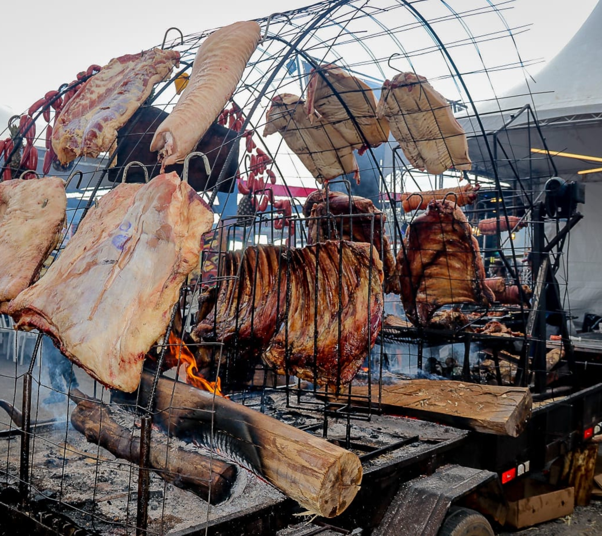 Burning Fest – Batalha de Assadores retorna a Diadema nos dias 19 e 20 de setembro com gastronomia na brasa, música ao vivo e entrada gratuita. Crédito: Divulgação.