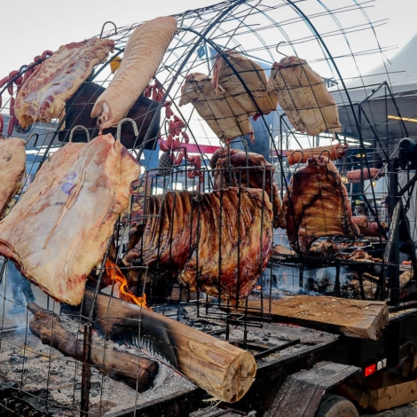 Burning Fest – Batalha de Assadores retorna a Diadema nos dias 19 e 20 de setembro com gastronomia na brasa, música ao vivo e entrada gratuita. Crédito: Divulgação.
