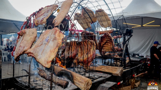 Burning Fest – Batalha de Assadores retorna a Diadema nos dias 19 e 20 de setembro com gastronomia na brasa, música ao vivo e entrada gratuita. Crédito: Divulgação.