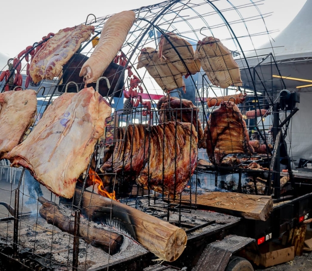 Burning Fest – Batalha de Assadores retorna a Diadema nos dias 19 e 20 de setembro com gastronomia na brasa, música ao vivo e entrada gratuita. Crédito: Divulgação.