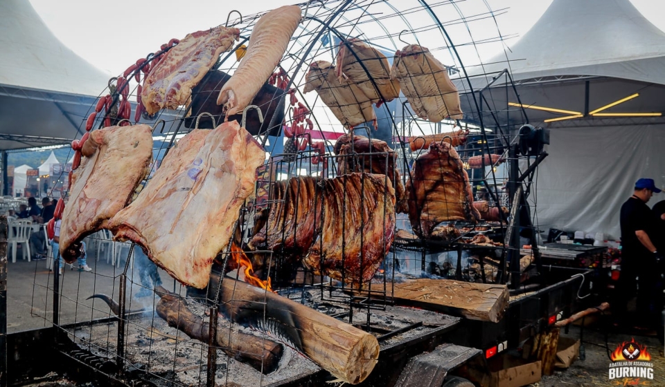 Burning Fest – Batalha de Assadores retorna a Diadema nos dias 19 e 20 de setembro com gastronomia na brasa, música ao vivo e entrada gratuita. Crédito: Divulgação.