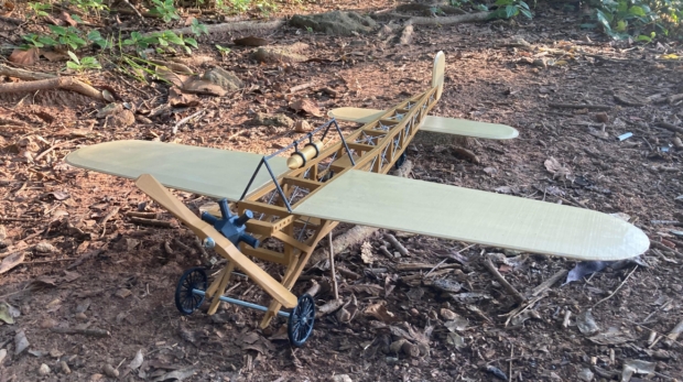 Miniatura do aeroplano São Paulo integra a exposição “São Paulo: Berço da Aviação Nacional”, que resgata em Osasco a história do voo realizado por Dimitri Sensaud de Lavaud em 1910. Crédito: Divulgação.