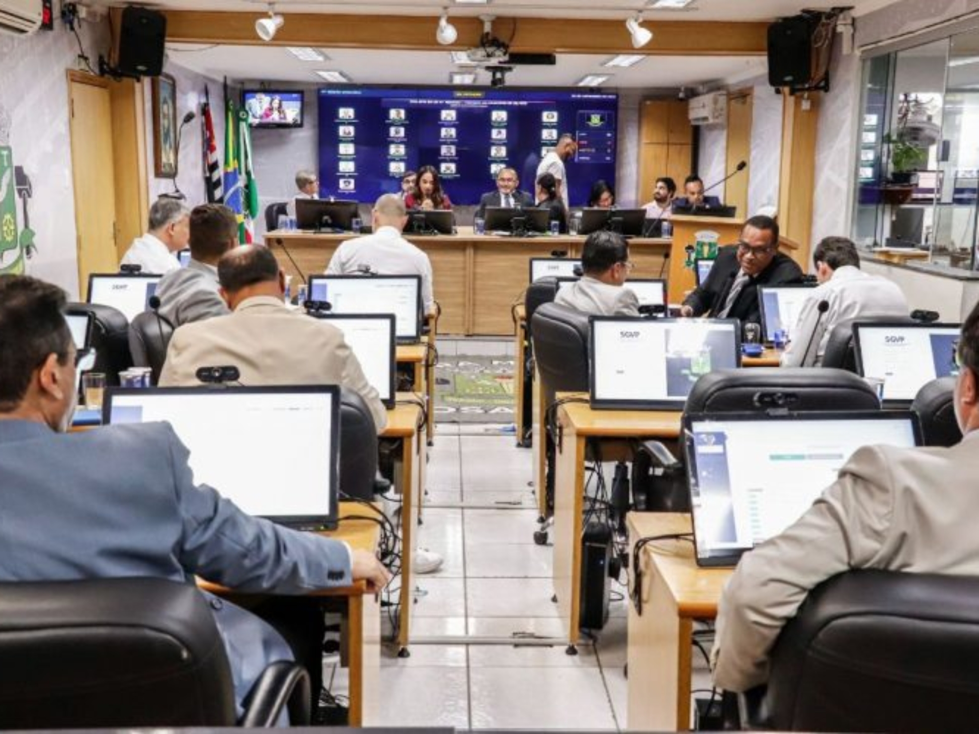 Vereadores de Osasco durante a 47ª Sessão Ordinária da Câmara Municipal, que aprovou em primeiro turno projeto com diretrizes para ampliar a triagem precoce de sinais de TEA e outras deficiências na primeira infância. Crédito: Câmara Municipal De Osasco.