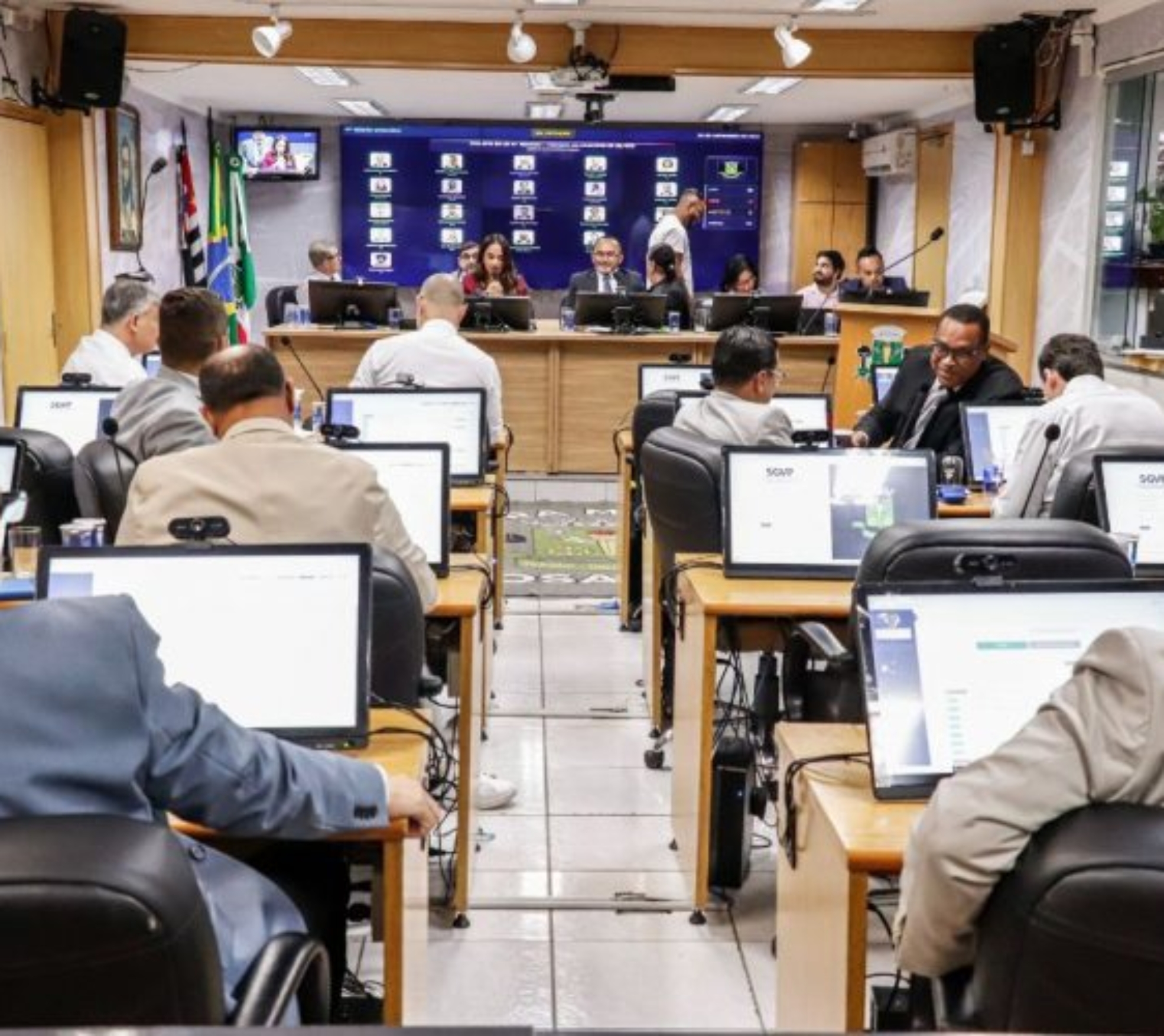 Vereadores de Osasco durante a 47ª Sessão Ordinária da Câmara Municipal, que aprovou em primeiro turno projeto com diretrizes para ampliar a triagem precoce de sinais de TEA e outras deficiências na primeira infância. Crédito: Câmara Municipal De Osasco.