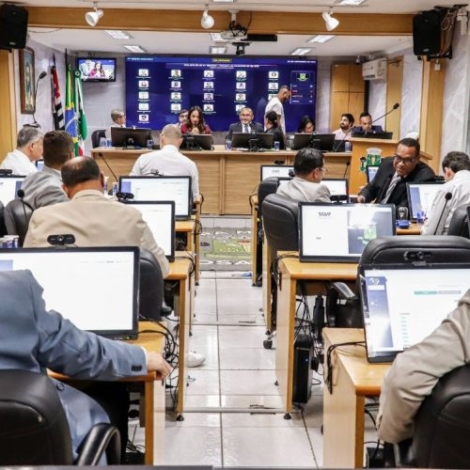 Vereadores de Osasco durante a 47ª Sessão Ordinária da Câmara Municipal, que aprovou em primeiro turno projeto com diretrizes para ampliar a triagem precoce de sinais de TEA e outras deficiências na primeira infância. Crédito: Câmara Municipal De Osasco.