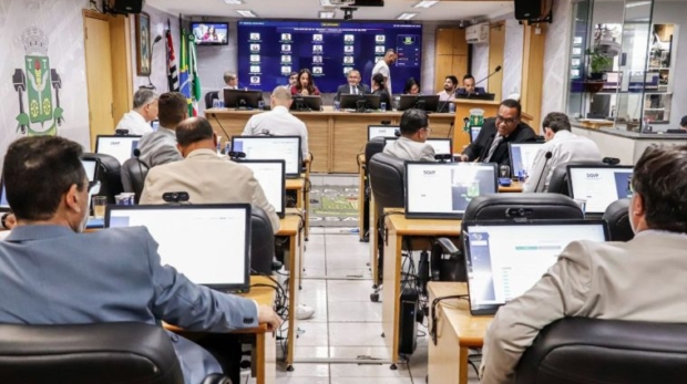 Vereadores de Osasco durante a 47ª Sessão Ordinária da Câmara Municipal, que aprovou em primeiro turno projeto com diretrizes para ampliar a triagem precoce de sinais de TEA e outras deficiências na primeira infância. Crédito: Câmara Municipal De Osasco.