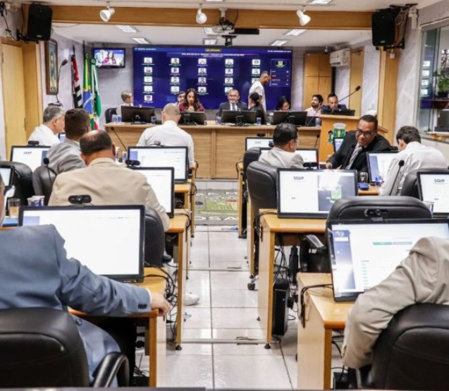 Vereadores de Osasco durante a 47ª Sessão Ordinária da Câmara Municipal, que aprovou em primeiro turno projeto com diretrizes para ampliar a triagem precoce de sinais de TEA e outras deficiências na primeira infância. Crédito: Câmara Municipal De Osasco.
