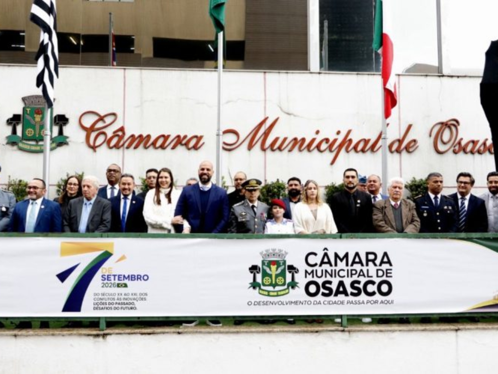 Autoridades participam da cerimônia de hasteamento das bandeiras na Câmara Municipal de Osasco, durante a 265ª edição do Programa Nossa História, que abriu as comemorações do 7 de Setembro na cidade. Crédito: Câmara Municipal de Osasco.