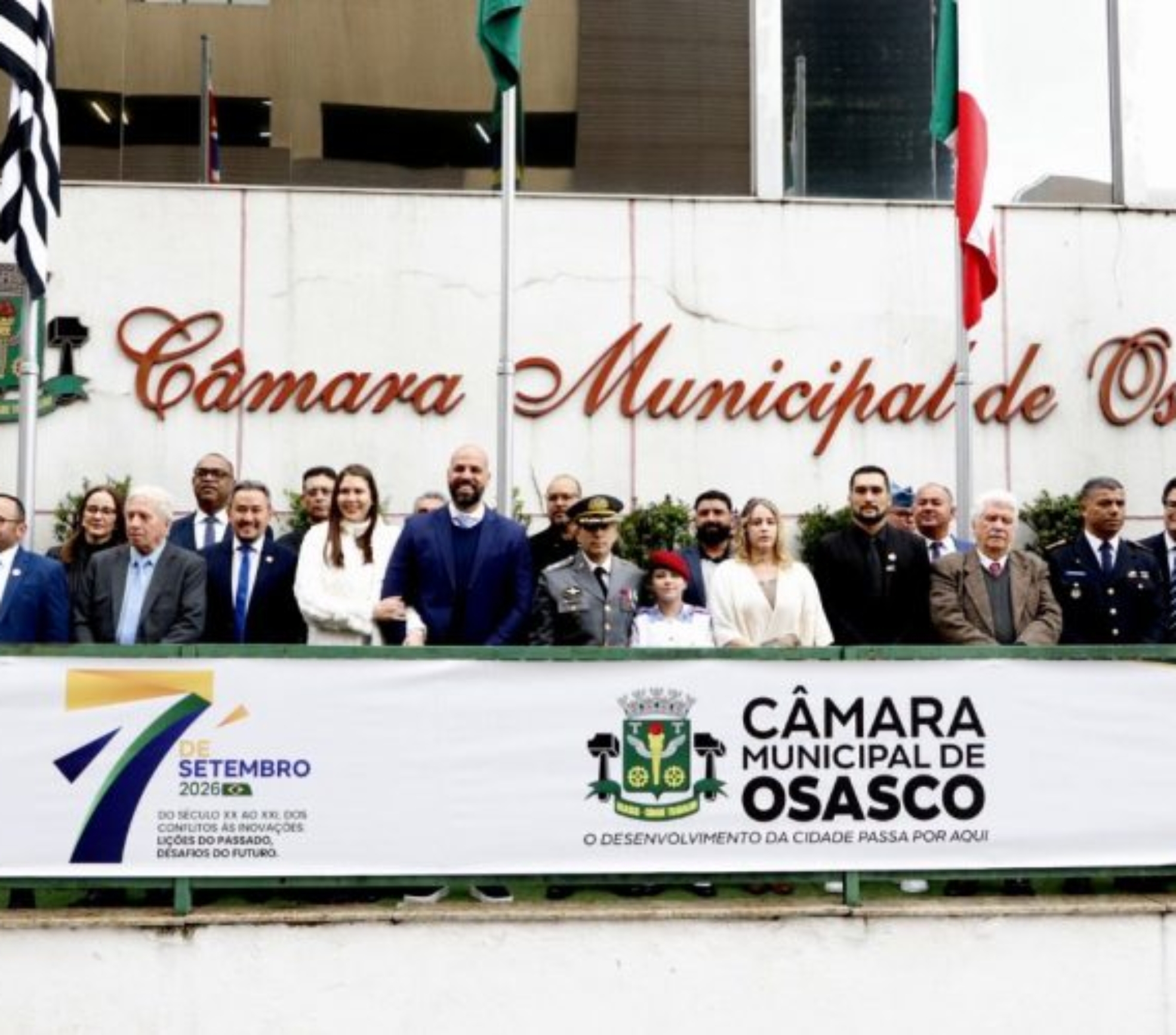 Autoridades participam da cerimônia de hasteamento das bandeiras na Câmara Municipal de Osasco, durante a 265ª edição do Programa Nossa História, que abriu as comemorações do 7 de Setembro na cidade. Crédito: Câmara Municipal de Osasco.