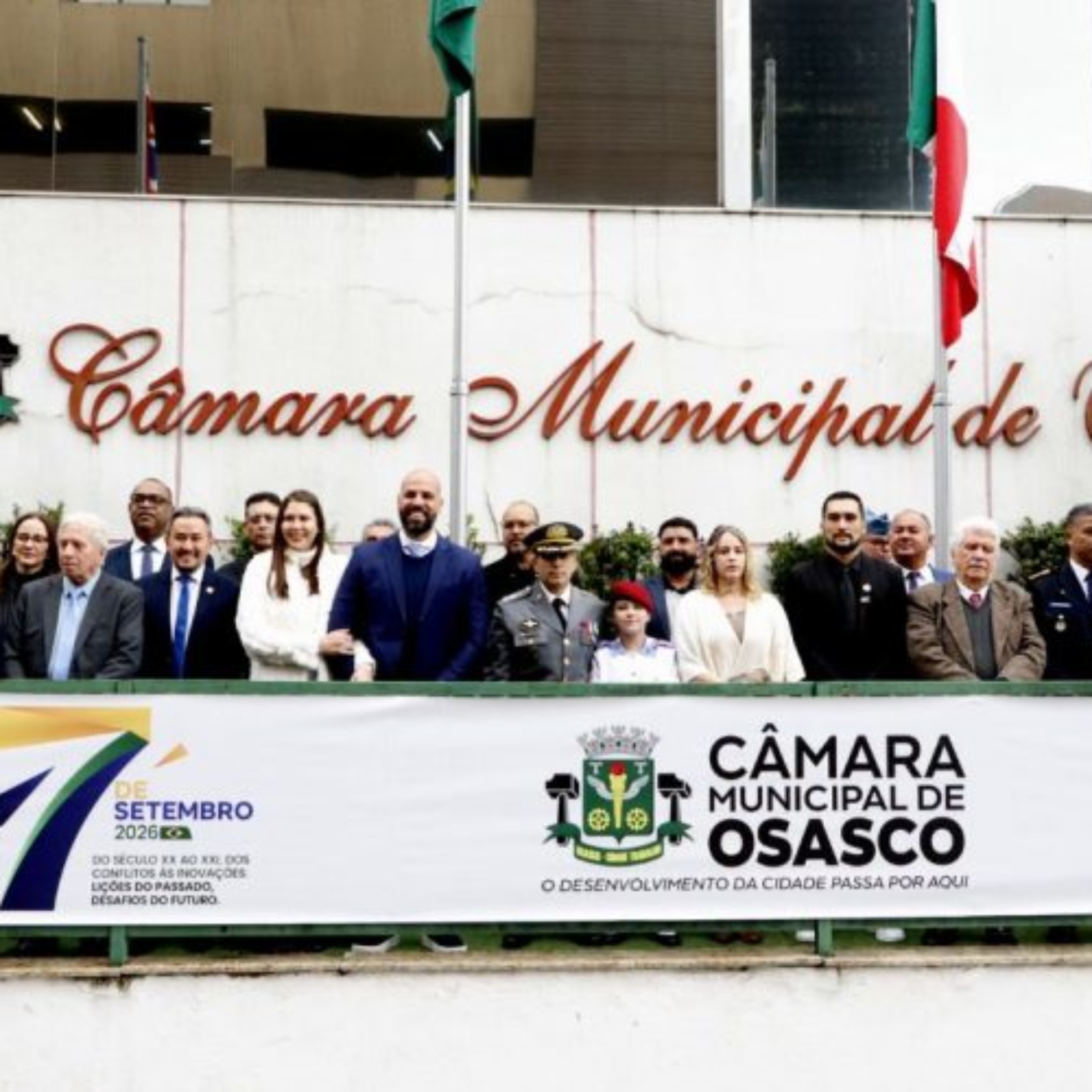 Autoridades participam da cerimônia de hasteamento das bandeiras na Câmara Municipal de Osasco, durante a 265ª edição do Programa Nossa História, que abriu as comemorações do 7 de Setembro na cidade. Crédito: Câmara Municipal de Osasco.