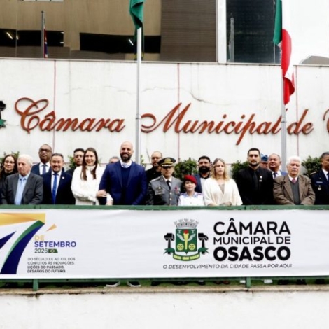 Autoridades participam da cerimônia de hasteamento das bandeiras na Câmara Municipal de Osasco, durante a 265ª edição do Programa Nossa História, que abriu as comemorações do 7 de Setembro na cidade. Crédito: Câmara Municipal de Osasco.