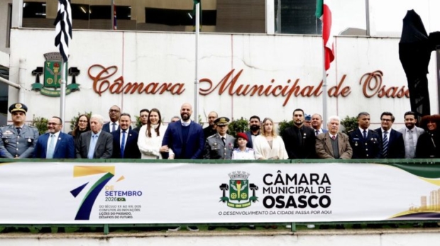Autoridades participam da cerimônia de hasteamento das bandeiras na Câmara Municipal de Osasco, durante a 265ª edição do Programa Nossa História, que abriu as comemorações do 7 de Setembro na cidade. Crédito: Câmara Municipal de Osasco.