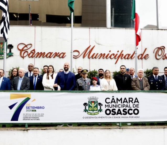 Autoridades participam da cerimônia de hasteamento das bandeiras na Câmara Municipal de Osasco, durante a 265ª edição do Programa Nossa História, que abriu as comemorações do 7 de Setembro na cidade. Crédito: Câmara Municipal de Osasco.