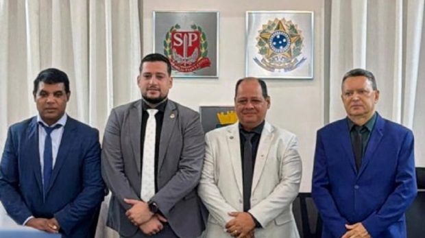 O vereador Eduardo Nascimento (PSB) discursa na tribuna após ser eleito por unanimidade presidente da Câmara Municipal de Cotia para o biênio 2027-2028. A eleição da nova Mesa Diretora ocorreu na manhã desta terça-feira (20), durante a 34ª Sessão Ordinária, após a retirada da chapa concorrente liderada pelo vereador Peka Santos.