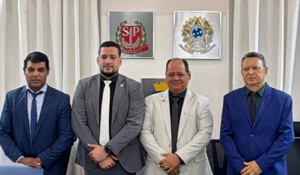 O vereador Eduardo Nascimento (PSB) discursa na tribuna após ser eleito por unanimidade presidente da Câmara Municipal de Cotia para o biênio 2027-2028. A eleição da nova Mesa Diretora ocorreu na manhã desta terça-feira (20), durante a 34ª Sessão Ordinária, após a retirada da chapa concorrente liderada pelo vereador Peka Santos.