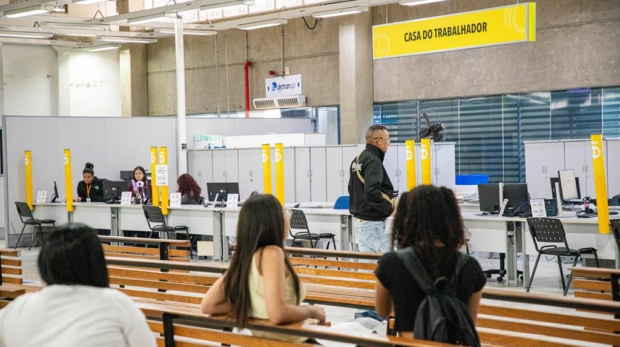 Casa do Trabalhador de Barueri disponibiliza 43 Vagas de emprego em diferentes áreas, com salários de R$ 1.700 a R$ 3.751,63 e oportunidades para candidatos com e sem experiência.

Crédito da foto: Ana Guice/Secom Barueri 