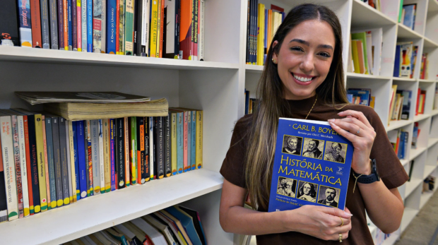 Docente na rede estadual desde 2021 e atuando há dois anos na EE Orlando Signorelli, Luana Rodrigues de Aguiar leciona matemática para todas as séries do Ensino Médio e é tutora de uma turma da 2ª série Foto: Divulgação/Governo de SP