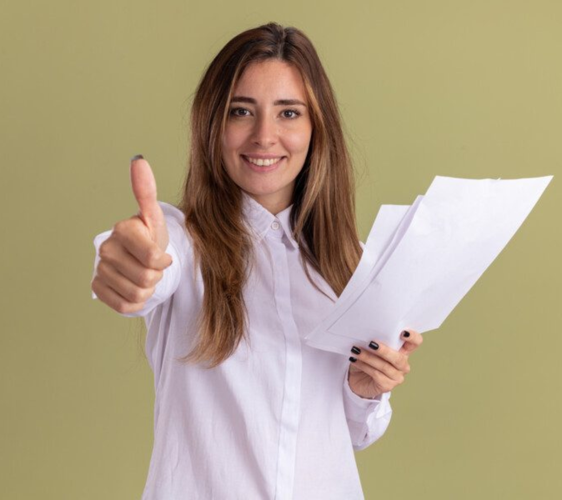 Jovem profissional sorri enquanto segura folhas de papel e faz sinal de positivo com o polegar, simbolizando o sucesso na inscrição e a preparação para as provas do concurso público da Prefeitura de Carapicuíba.

Crédito: Divulgação